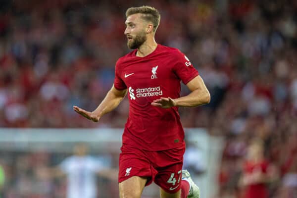 Liverpool, Inglaterra - Lunes, 15 de agosto de 2022: Nathaniel Phillips de Liverpool durante el partido de la FA Premier League entre Liverpool FC y Crystal Palace FC en Anfield.  (Imagen de David Rawcliffe/Publicidad)