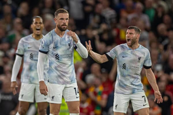 MANCHESTER, Anglie – pondělí 22. srpna 2022: Kapitán Liverpoolu Jordan Henderson vypadá frustrovaně, když Manchester United vstřelil druhý gól během zápasu Premier League mezi Manchesterem United a Liverpoolem na Old Trafford.  (Pic David Rawcliffe/Propaganda)