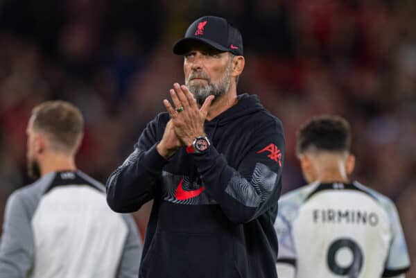 MANCHESTER, ENGLAND - Monday, August 22, 2022: Liverpool's manager Jürgen Klopp applauds the supporters after the FA Premier League match between Manchester United FC and Liverpool FC at Old Trafford. Manchester United won 2-1. (Pic by David Rawcliffe/Propaganda)