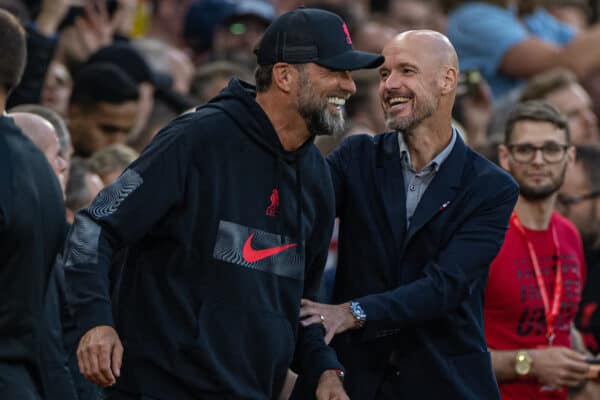 MANCHESTER, INGLATERRA - Lunes, 22 de agosto de 2022: El gerente del Manchester United, Erik ten Hag (R), saluda al gerente del Liverpool, Jürgen Klopp, antes del partido de la FA Premier League entre el Manchester United FC y el Liverpool FC en Old Trafford.  (Foto de David Rawcliffe/Propaganda)