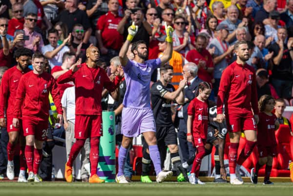 LIVERPOOL, INGLATERRA - Sábado 27 de agosto de 2022: El portero del Liverpool, Alisson Becker, está fuera antes del partido de la Premier League entre Liverpool y Bournemouth en Anfield.  (Foto David Rawcliffe/Propaganda)