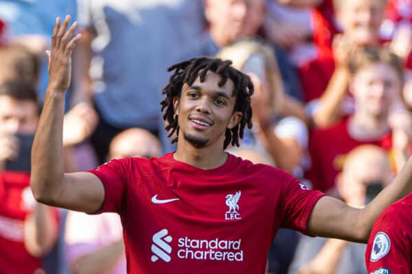 LIVERPOOL, INGLATERRA - Sábado, 27 de agosto de 2022: Trent Alexander-Arnold (L) de Liverpool celebra después de marcar el sexto gol durante el partido de la FA Premier League entre Liverpool FC y AFC Bournemouth en Anfield.  (Foto de David Rawcliffe/Propaganda)