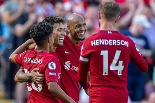 LIVERPOOL, INGLATERRA - Sábado, 27 de agosto de 2022: Roberto Firmino (C) de Liverpool celebra con sus compañeros de equipo Fábio Carvalho (L) y Fabio Henrique Tavares 'Fabinho' (R) después de anotar el séptimo gol durante el partido de la FA Premier League entre Liverpool FC y AFC Bournemouth en Anfield.  Liverpool ganó 9-0.  (Foto de David Rawcliffe/Propaganda)