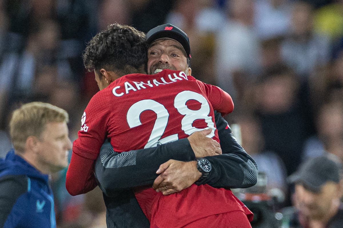 LIVERPOOL, ENGLAND - Wednesday, August 31, 2022: Liverpool's Fábio Carvalho celebrates with manager Jürgen Klopp after scoring the winning second goal in the 95th minute of injury time during the FA Premier League match between Liverpool FC and Newcastle United FC at Anfield. Liverpool won 2-1. (Pic by David Rawcliffe/Propaganda)