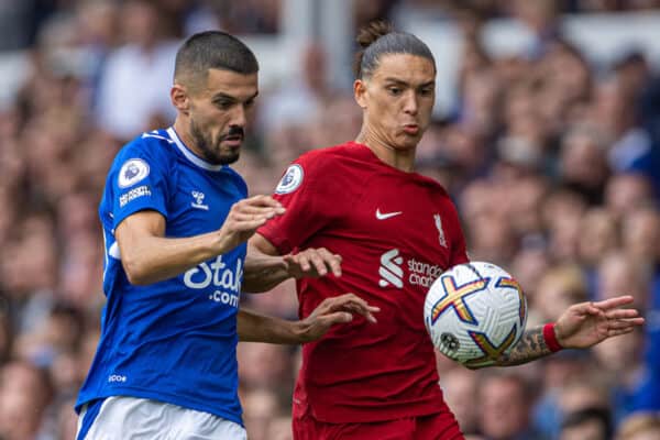 LIVERPOOL, INGLATERRA - Sábado, 3 de septiembre de 2022: Conor Coady (L) de Everton y Darwin Núñez de Liverpool durante el partido de la FA Premier League entre Everton FC y Liverpool FC, el 241st Merseyside Derby, en Goodison Park.  (Foto de David Rawcliffe/Propaganda)