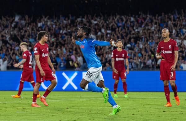 NÁPOLES, ITALIA - Miércoles, 7 de septiembre de 2022: André-Frank Zambo Anguissa del SSC Napoli celebra después de marcar el segundo gol durante el partido de la jornada 1 del Grupo A de la Liga de Campeones de la UEFA entre el SSC Napoli y el Liverpool FC en el Stadio Diego Armando Maradona.  (Foto de David Rawcliffe/Propaganda)