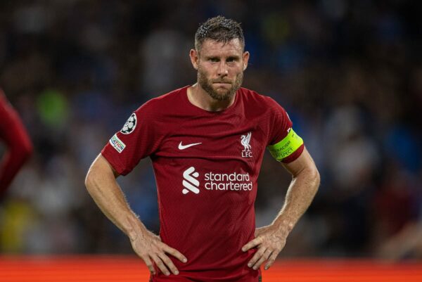 NÁPOLES, ITALIA - Miércoles, 7 de septiembre de 2022: James Milner de Liverpool se ve abatido durante el partido de la jornada 1 del Grupo A de la Liga de Campeones de la UEFA entre SSC Napoli y Liverpool FC en el Stadio Diego Armando Maradona.  (Foto de David Rawcliffe/Propaganda)