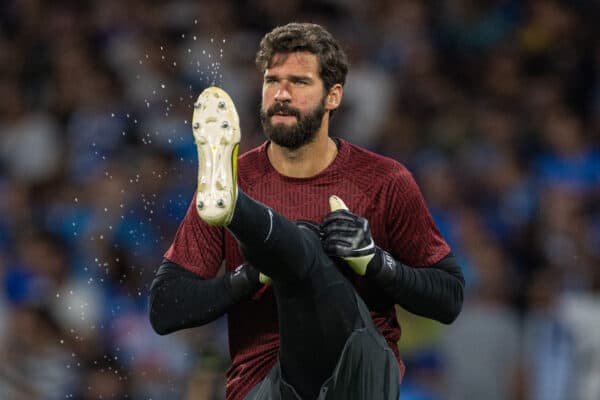 NÁPOLES, ITALIA - Miércoles, 7 de septiembre de 2022: El portero del Liverpool, Alisson Becker, durante el calentamiento previo al partido antes del partido de la jornada 1 del Grupo A de la Liga de Campeones de la UEFA entre el SSC Napoli y el Liverpool FC en el Estadio Diego Armando Maradona.  (Foto de David Rawcliffe/Propaganda)