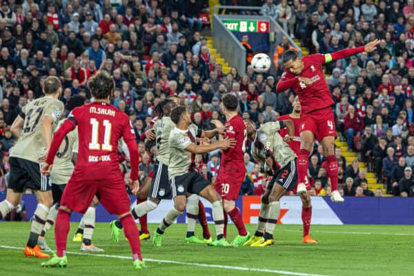 LIVERPOOL, INGLATERRA - Martes, 13 de septiembre de 2022: Virgil van Dijk del Liverpool ve su cabezazo salvado durante el partido de la jornada 2 del Grupo A de la Liga de Campeones de la UEFA entre el Liverpool FC y el AFC Ajax en Anfield.  (Foto de David Rawcliffe/Propaganda)