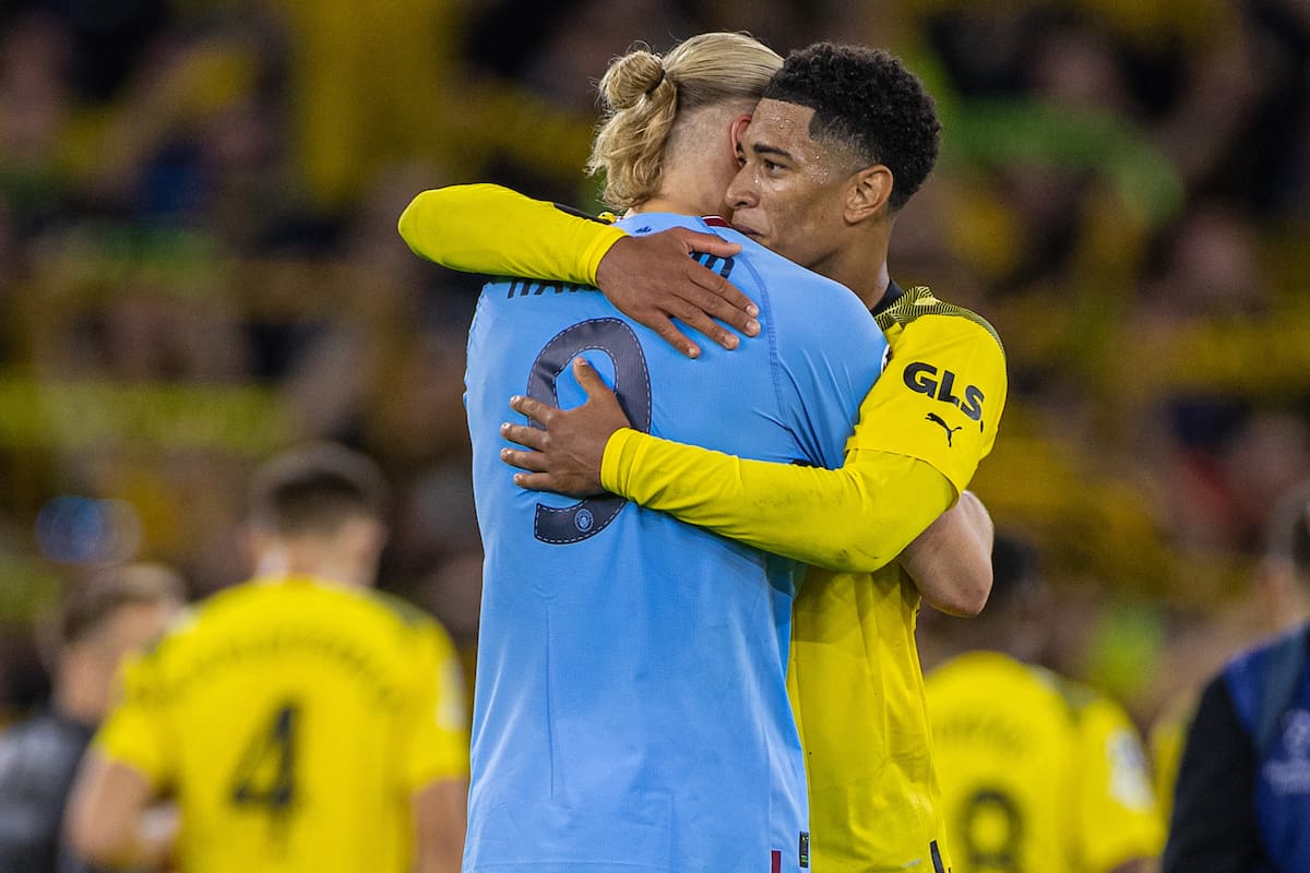 MANCHESTER, ENGLAND - Wednesday, September 14, 2022: Manchester City's match-winning goal-scorer Erling Haaland (L) embraces former team-mate Borussia Dortmund's Jude Bellingham after the UEFA Champions League Group G game between Manchester City FC and Borussia Dortmund. Manchester City won 2-1. (Pic by David Rawcliffe/Propaganda)