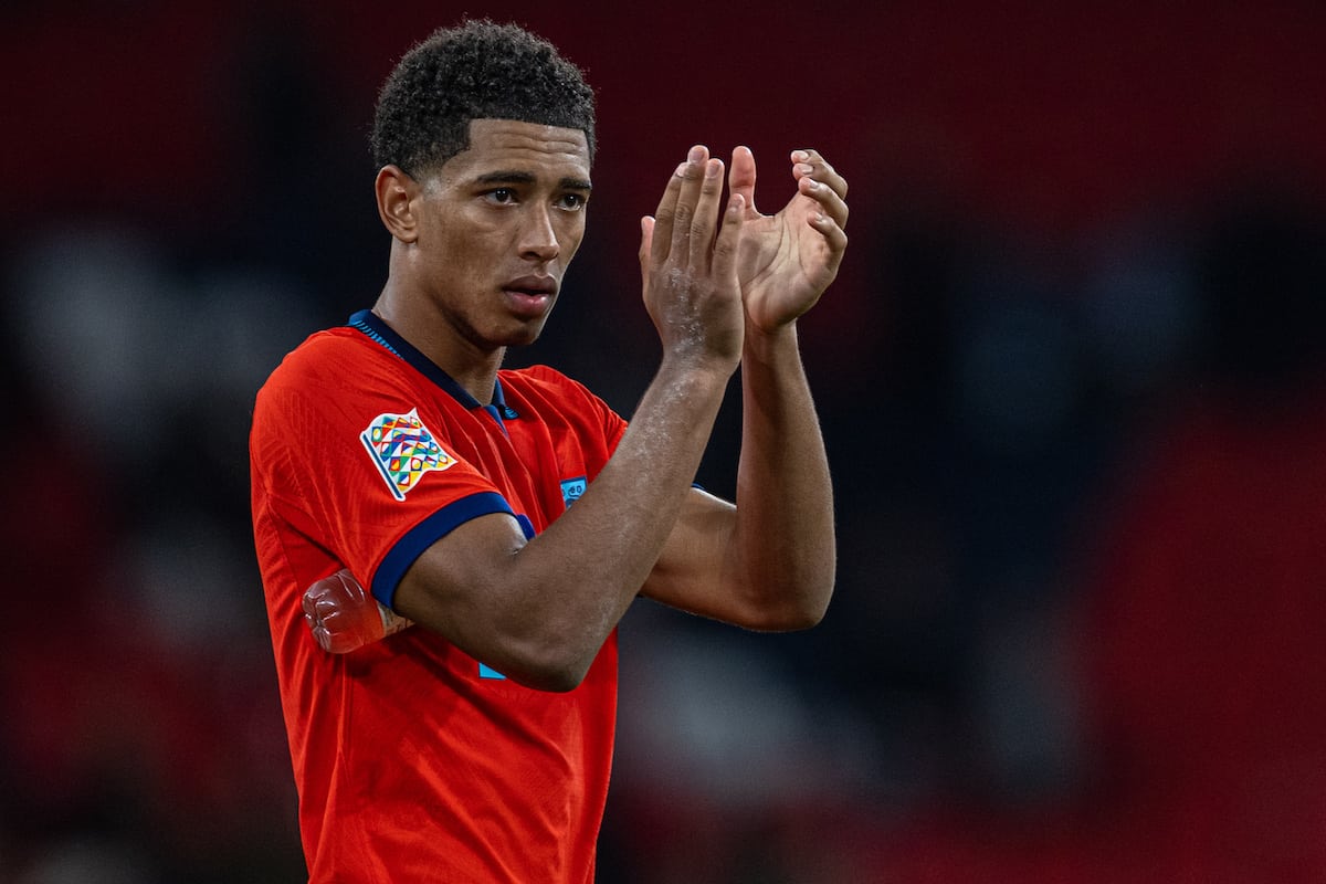 LONDRES, INGLATERRA - Lunes, 26 de septiembre de 2022: Jude Bellingham de Inglaterra aplaude a los seguidores después del partido del Grupo A3 de la Liga de Naciones de la UEFA entre Inglaterra y Alemania en el estadio de Wembley.  El partido terminó en empate 3-3.  (Foto de David Rawcliffe/Propaganda)