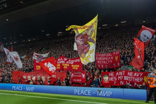 LIVERPOOL, INGLATERRA - Martes, 3 de octubre de 2022: Seguidores del Liverpool en el Spion Kop durante el partido de la jornada 3 del Grupo A de la Liga de Campeones de la UEFA entre el Liverpool FC y el Glasgow Rangers FC en Anfield.  (Foto de David Rawcliffe/Propaganda)