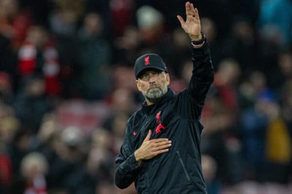 LIVERPOOL, INGLATERRA - Martes, 3 de octubre de 2022: El entrenador del Liverpool, Jürgen Klopp, saluda a los aficionados después del partido de la jornada 3 del Grupo A de la Liga de Campeones de la UEFA entre el Liverpool FC y el Glasgow Rangers FC en Anfield.  (Foto de David Rawcliffe/Propaganda)