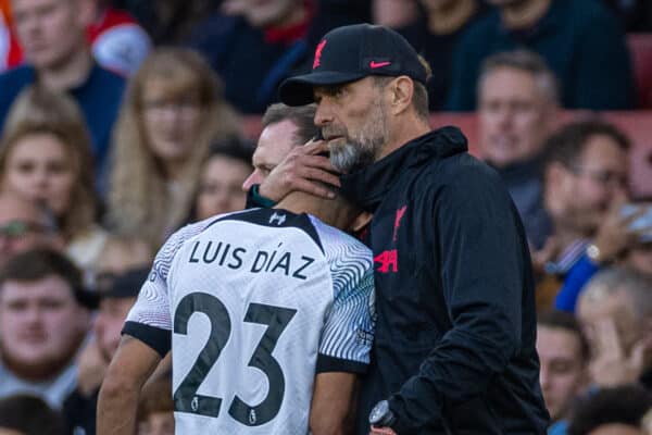 LONDON, ENGLAND - Sunday, October 9, 2022: Liverpool's Luis Díaz is embraced by manager Jürgen Klopp as he goes off injured during the FA Premier League match between Arsenal FC and Liverpool FC at the Emirates Stadium. (Pic by David Rawcliffe/Propaganda)