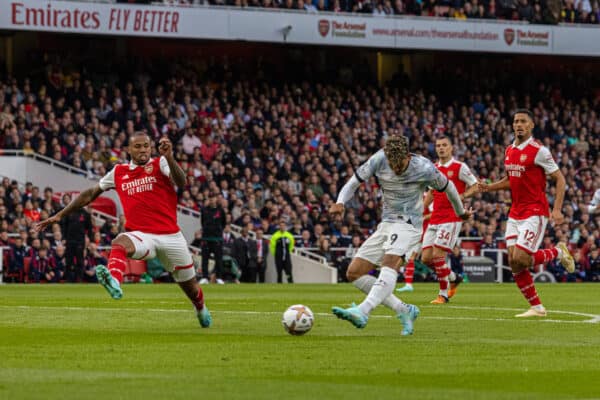 LONDON, ENGLAND - Sunday, October 9, 2022: Liverpool's Roberto Firmino scores his side's second equalising goal during the FA Premier League match between Arsenal FC and Liverpool FC at the Emirates Stadium. (Pic by David Rawcliffe/Propaganda)