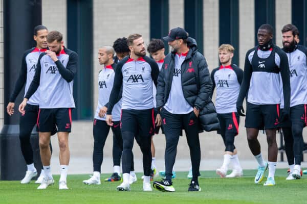 LIVERPOOL, ENGLAND - Tuesday, October 11, 2022: Liverpool's captain Jordan Henderson (L) and manager Jürgen Klopp (R) during a training session at the AXA Training Centre ahead of the UEFA Champions League Group A matchday 4 game between Glasgow Rangers FC and Liverpool FC. (Pic by Jessica Hornby/Propaganda)