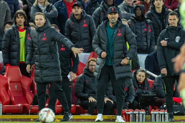 LIVERPOOL, ENGLAND - Sunday, October 16, 2022: Liverpool's manager Jürgen Klopp (R) and first-team development coach Pepijn Lijnders during the FA Premier League match between Liverpool FC and Manchester City FC at Anfield. (Pic by David Rawcliffe/Propaganda)