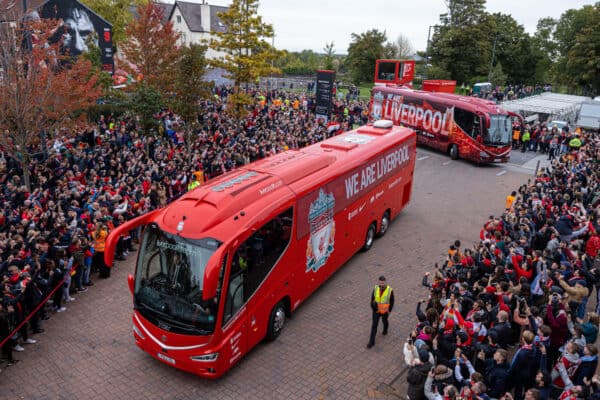 LIVERPOOL, ENGLAND - Sunday, October 16, 2022: Liverpool supporters welcome the team coach bus before the FA Premier League match between Liverpool FC and Manchester City FC at Anfield. (Pic by David Rawcliffe/Propaganda)