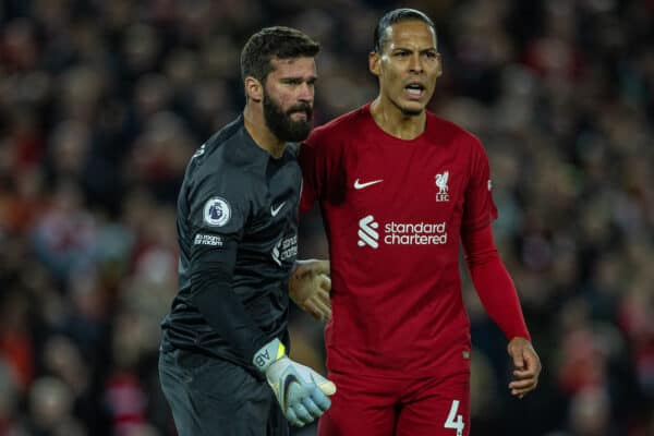 LIVERPOOL, INGLATERRA - MIÉRCOLES 19 DE OCTUBRE DE 2022: El portero de Liverpool Alisson Becker (L) reacciona con Virgil van Dijk después de que salva una pena durante el partido de la Premier League entre Liverpool y West Ham United en Anfield.  (foto de David Rawcliffe/propaganda)