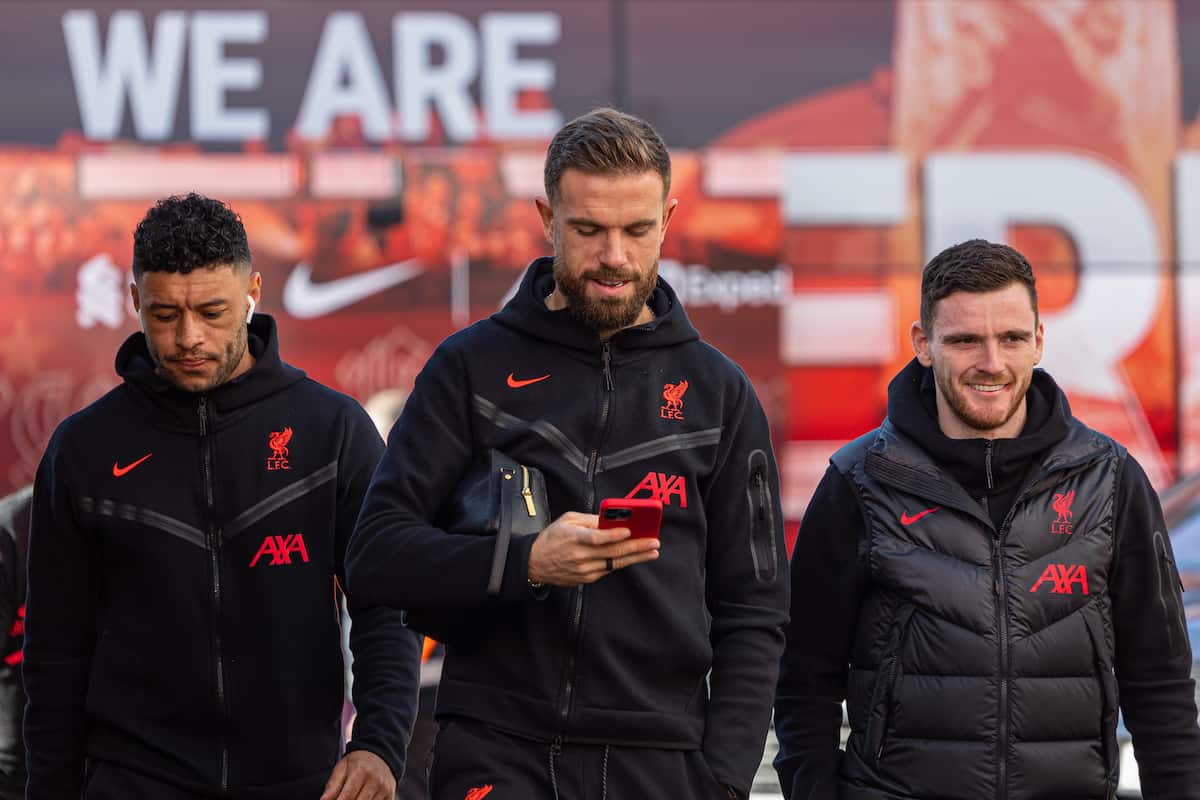 NOTTINGHAM, ENGLAND - Saturday, October 22, 2022: Liverpool's captain Jordan Henderson (C), Alex Oxlade-Chamberlain (L) and Andy Robertson (R) arrive before the FA Premier League match between Nottingham Forest FC and Liverpool FC at the City Ground. (Pic by David Rawcliffe/Propaganda)