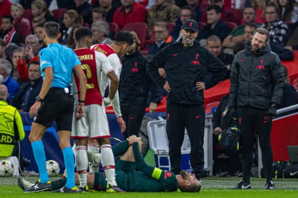 AMSTERDAM, THE NETHERLANDS - Wednesday, October 26, 2022: Liverpool's manager Jürgen Klopp looks on as captain Jordan Henderson goes down with an injury during the UEFA Champions League Group A matchday 5 game between AFC Ajax and Liverpool FC at the Amsterdam Arena. (Pic by David Rawcliffe/Propaganda)