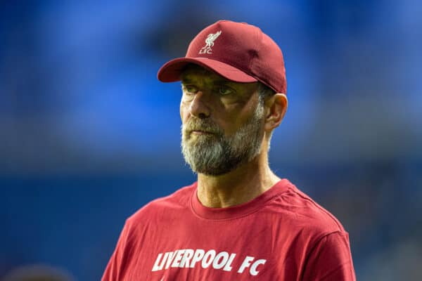 DUBAI, UNITED ARAB EMIRATES - Friday, December 16, 2022: Liverpool's manager Jürgen Klopp during the pre-match warm-up before the Dubai Super Cup 2022 match between Liverpool FC and AC Milan at the Al Maktoum Stadium. (Pic by David Rawcliffe/Propaganda)