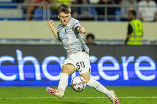 DUBAI, UNITED ARAB EMIRATES - Friday, December 16, 2022: Liverpool's Ben Doak sets up the fourth goal during the Dubai Super Cup 2022 match between Liverpool FC and AC Milan at the Al Maktoum Stadium. (Pic by David Rawcliffe/Propaganda)