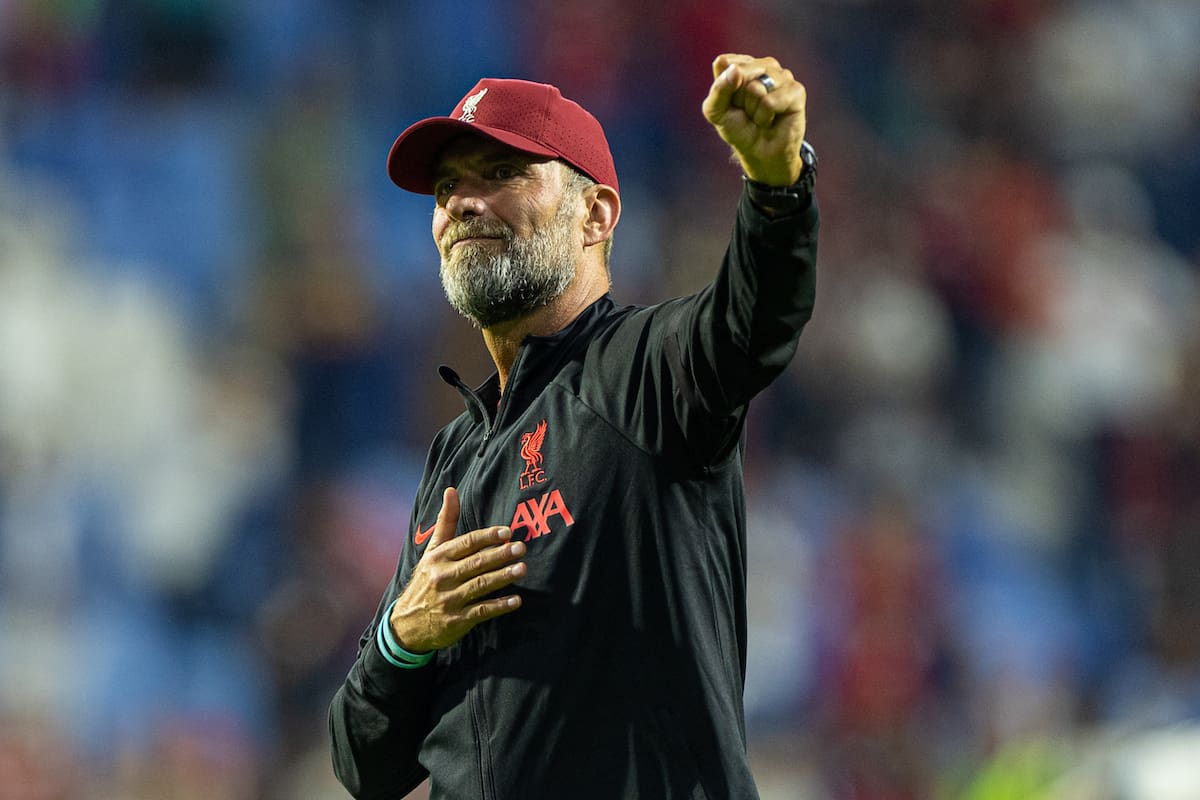 DUBAI, UNITED ARAB EMIRATES - Friday, December 16, 2022: Liverpool's manager Jürgen Klopp waves to the supporters after the Dubai Super Cup 2022 match between Liverpool FC and AC Milan at the Al Maktoum Stadium. Liverpool won 4-1 but lost the extra-point penalty shoot-out 4-3. (Pic by David Rawcliffe/Propaganda)