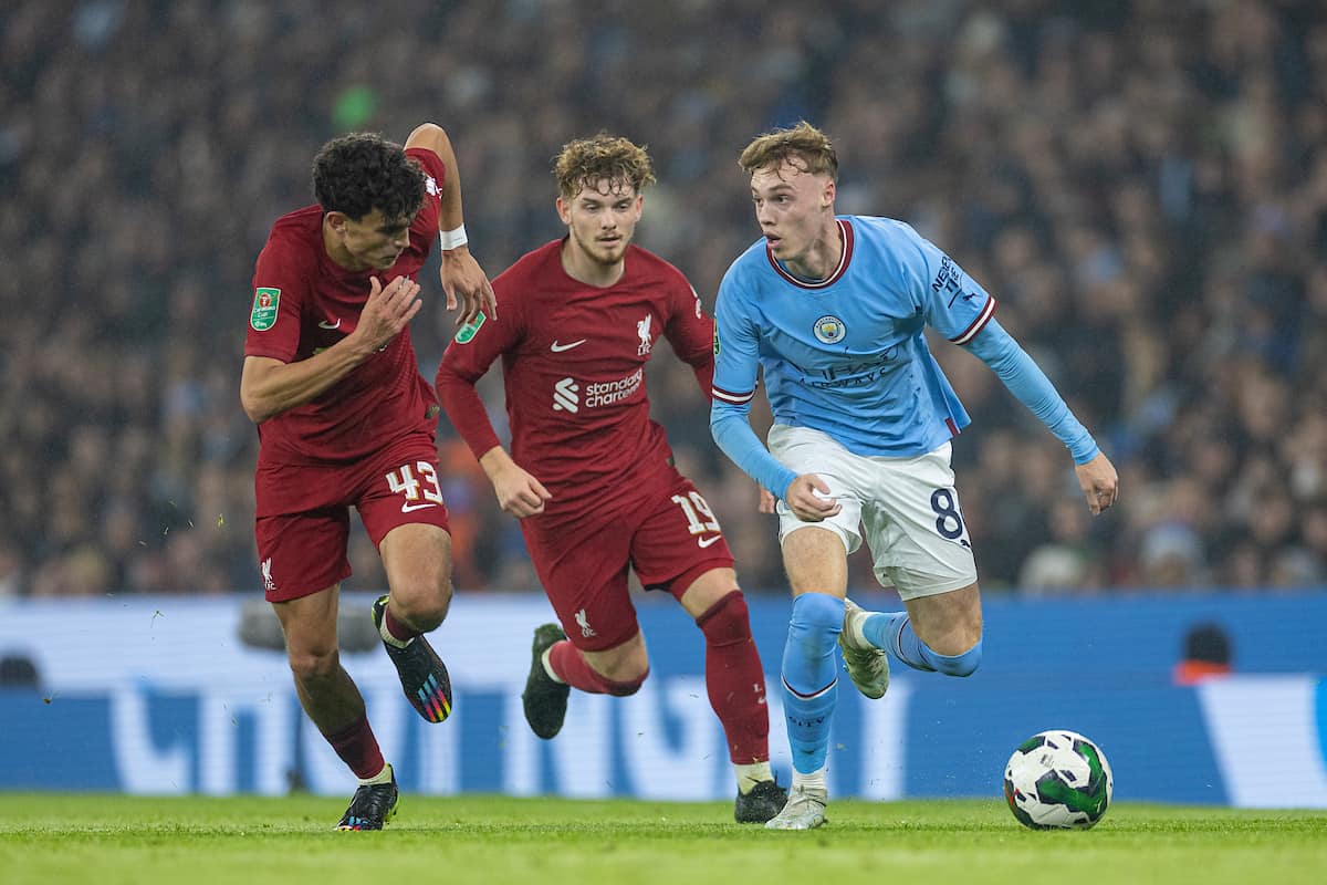 MANCHESTER, ENGLAND - Thursday, December 22, 2022: Manchester City's Cole Palmer (R) gets away from Liverpool's Stefan Bajcetic (L) during the Football League Cup 4th Round match between Manchester City FC and Liverpool FC at the City of Manchester Stadium. (Pic by David Rawcliffe/Propaganda)