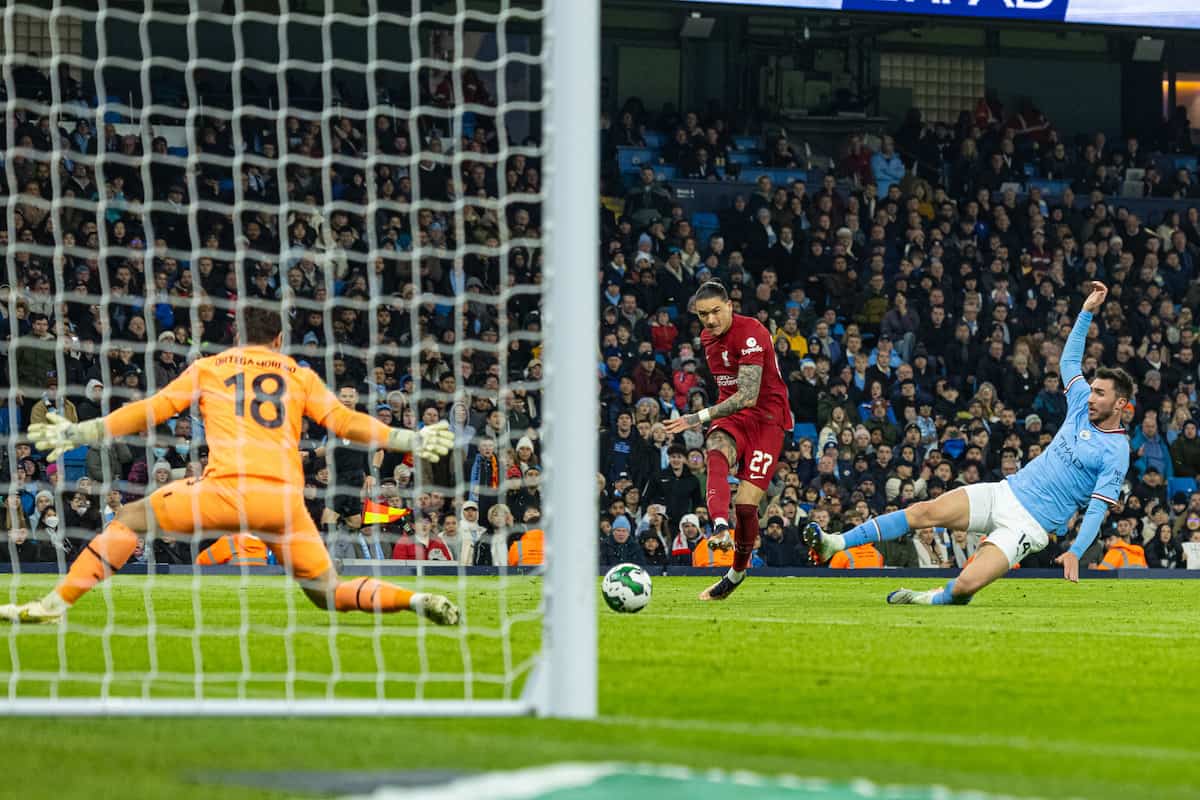 MANCHESTER, ENGLAND - Thursday, December 22, 2022: Liverpool's Darwin Núñez shoots wide during the Football League Cup 4th Round match between Manchester City FC and Liverpool FC at the City of Manchester Stadium. (Pic by David Rawcliffe/Propaganda)