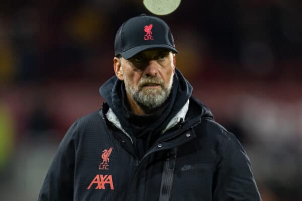 LONDON, ENGLAND - Monday, January 2, 2023: Liverpool's manager Jürgen Klopp during the pre-match warm-up before the FA Premier League match between Brentford FC and Liverpool FC at the Brentford Community Stadium. (Pic by David Rawcliffe/Propaganda)