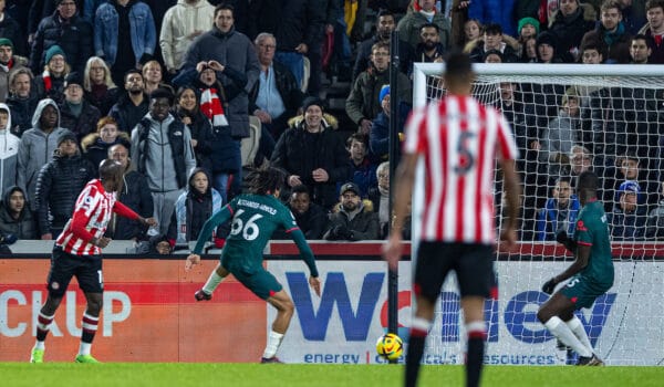 LONDON, ENGLAND - Monday, January 2, 2023: Brentford's Yoane Wissa (L) scores the second goal during the FA Premier League match between Brentford FC and Liverpool FC at the Brentford Community Stadium. (Pic by David Rawcliffe/Propaganda)