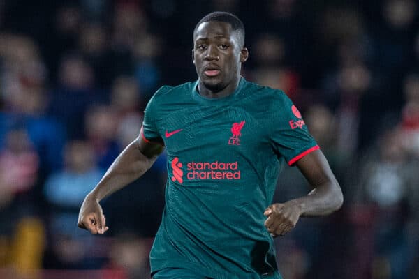 LONDRES, INGLATERRA - Lunes, 2 de enero de 2023: Ibrahima Konaté de Liverpool durante el partido de la FA Premier League entre Brentford FC y Liverpool FC en el Brentford Community Stadium.  (Foto de David Rawcliffe/Propaganda)