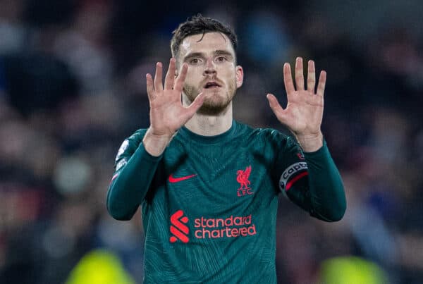 LONDRES, INGLATERRA - Lunes, 2 de enero de 2023: Andy Robertson de Liverpool se disculpa con los seguidores después del partido de la FA Premier League entre Brentford FC y Liverpool FC en el Brentford Community Stadium.  Brentford ganó 3-1.  (Foto de David Rawcliffe/Propaganda)