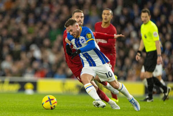 Brighton & Hove, Inglaterra - Sábado, 14 de enero de 2023: Alexis Mack Allister de Brighton & Hove Albion se escapa del capitán del Liverpool, Jordan Henderson, durante el partido de la FA Premier League entre Brighton & Hove Albion FC y el Liverpool FC en el Falmer Stadium.  (Imagen de David Rawcliffe/Publicidad)