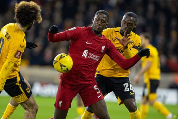 WOLVERHAMPTON, INGLATERRA - Martes, 17 de enero de 2023: Ibrahima Konaté (C) de Liverpool es desafiado por Tote António Gomes 'Toti' de Wolverhampton Wanderers durante el partido de repetición de la tercera ronda de la Copa FA entre Wolverhampton Wanderers FC y Liverpool FC en el Molineux Stadium.  (Foto de David Rawcliffe/Propaganda)