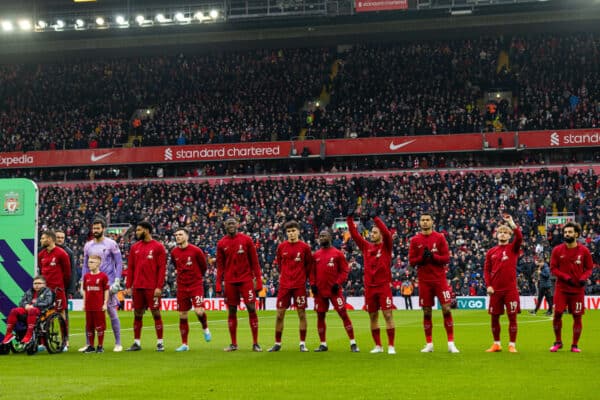 LIVERPOOL, INGLATERRA - Sábado, 21 de enero de 2023: Los jugadores del Liverpool se alinean antes del partido de la FA Premier League entre el Liverpool FC y el Chelsea FC en Anfield.  (Foto de David Rawcliffe/Propaganda)