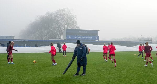 LONDON, ENGLAND - Sunday, January 22, 2023: Liverpool players during the pre-match warm-up before the FA Women’s Super League match between Chelsea FC Women and Liverpool FC Women at Kingsmeadow. (Pic by Dave Shopland/Propaganda)