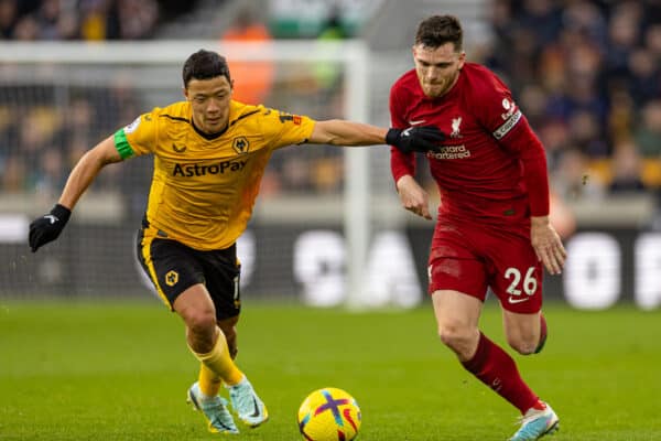 WOLVERHAMPTON, INGLATERRA - Sábado, 4 de febrero de 2023: Andy Robertson (R) de Liverpool es desafiado por Hee-chan Hwang de Wolverhampton Wanderers durante el partido de la FA Premier League entre Wolverhampton Wanderers FC y Liverpool FC en el Molineux Stadium.  (Foto de David Rawcliffe/Propaganda)