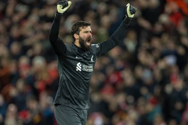 LIVERPOOL, INGLATERRA - Martes, 21 de febrero de 2023: El portero del Liverpool, Alisson, celebra el primer gol del Liverpool durante el partido de ida de octavos de final de la Liga de Campeones de la UEFA entre el Liverpool FC y el Real Madrid en Anfield.  (Foto de David Rawcliffe/Propaganda)