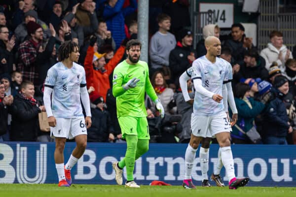 BOURNEMOUTH, INGLATERRA - Sábado, 11 de marzo de 2023: El portero del Liverpool, Alisson Becker (C), se ve abatido cuando Bournemouth marca el gol de apertura durante el partido de la FA Premier League entre AFC Bournemouth y Liverpool FC en el Vitality Stadium.  (Foto de David Rawcliffe/Propaganda)