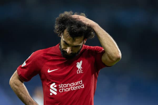 MADRID, ESPAÑA - Miércoles, 15 de marzo de 2023: Mohamed Salah del Liverpool luce abatido durante el partido de vuelta de los octavos de final de la Liga de Campeones de la UEFA entre el Real Madrid CF y el Liverpool FC en el Estadio Santiago Bernabéu.  (Foto de David Rawcliffe/Propaganda)