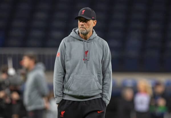 MADRID, ESPAÑA - Miércoles, 15 de marzo de 2023: El entrenador del Liverpool, Jürgen Klopp, durante el calentamiento previo al partido antes del partido de vuelta de la Liga de Campeones de la UEFA de octavos de final entre el Real Madrid CF y el Liverpool FC en el Estadio Santiago Bernabéu.  (Foto de David Rawcliffe/Propaganda)