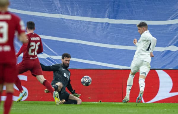 MADRID, ESPAÑA - Miércoles, 15 de marzo de 2023: El portero del Liverpool, Alisson Becker, hace un atajo durante el partido de vuelta de los octavos de final de la Liga de Campeones de la UEFA entre el Real Madrid CF y el Liverpool FC en el Estadio Santiago Bernabéu.  (Foto de David Rawcliffe/Propaganda)