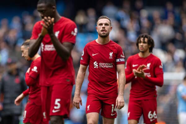 MANCHESTER, INGLATERRA - Sábado, 1 de abril de 2023: El capitán del Liverpool, Jordan Henderson, se ve abatido después del partido de la FA Premier League entre el Manchester City FC y el Liverpool FC en el City of Manchester Stadium.  El Manchester City ganó 4-1.  (Foto de David Rawcliffe/Propaganda)