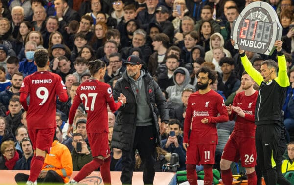 LONDON, ENGLAND - Tuesday, April 4, 2023: Liverpool's manager Jürgen Klopp shakes hands with Darwin Núñez as substitute Mohamed Salah comes on for Roberto Firmino during the FA Premier League match between Chelsea FC and Liverpool FC at Stamford Bridge. (Pic by David Rawcliffe/Propaganda)