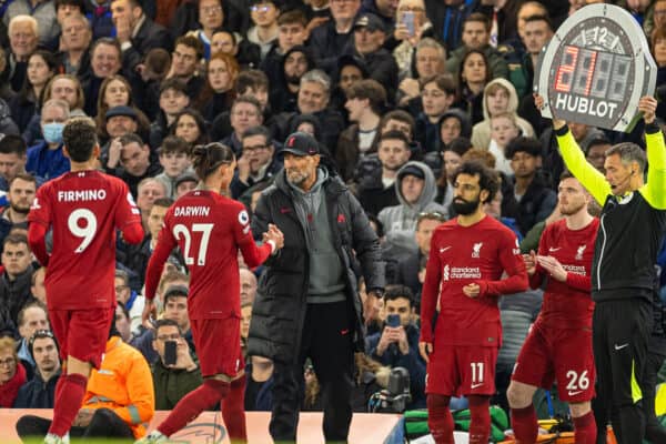 LONDON, ENGLAND - Tuesday, April 4, 2023: Liverpool's manager Jürgen Klopp shakes hands with Darwin Núñez as substitute Mohamed Salah comes on for Roberto Firmino during the FA Premier League match between Chelsea FC and Liverpool FC at Stamford Bridge. (Pic by David Rawcliffe/Propaganda)