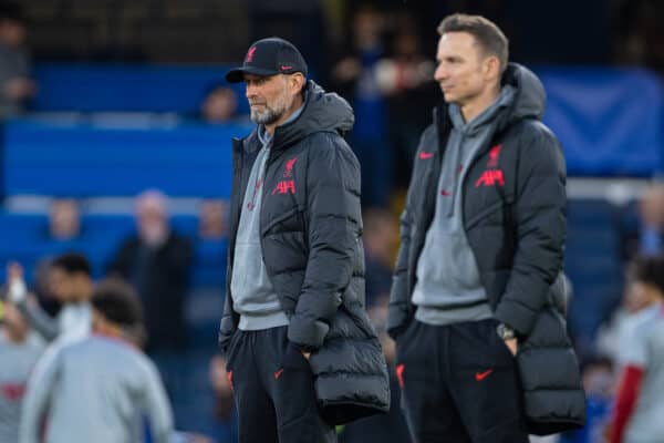 LONDON, ENGLAND - Tuesday, April 4, 2023: Liverpool's manager Jürgen Klopp (L) during the pre-match warm-up before the FA Premier League match between Chelsea FC and Liverpool FC at Stamford Bridge. (Pic by David Rawcliffe/Propaganda)