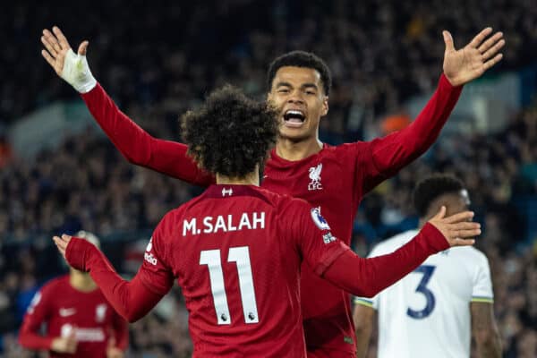 LEEDS, INGLATERRA - Lunes, 17 de abril de 2023: Mohamed Salah (L) de Liverpool celebra con su compañero de equipo Cody Gakpo (R) después de marcar el cuarto gol durante el partido de la FA Premier League entre Leeds United FC y Liverpool FC en Elland Road.  (Foto de David Rawcliffe/Propaganda)