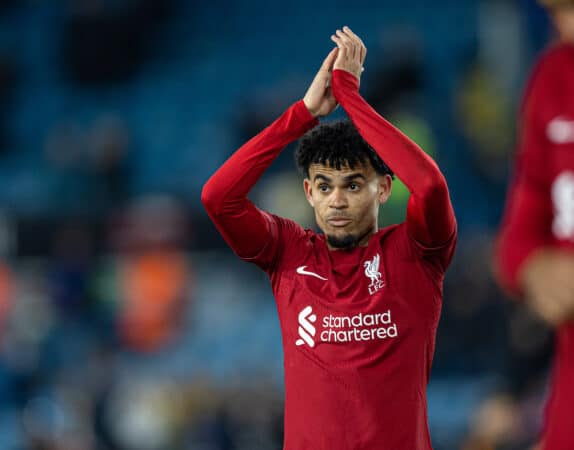 LEEDS, INGLATERRA - Lunes, 17 de abril de 2023: Luis Díaz de Liverpool después del partido de la FA Premier League entre Leeds United FC y Liverpool FC en Elland Road.  Liverpool ganó 6-1.  (Foto de David Rawcliffe/Propaganda)